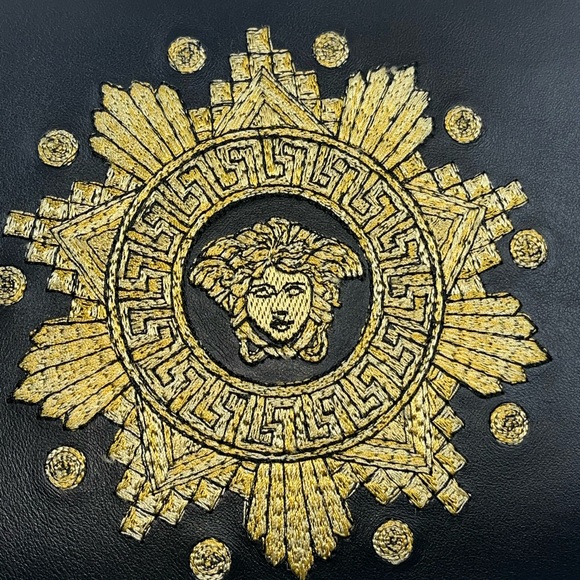 VERSACE NEW Italian Leather Wristlet with box + card + dust bag - Picture 5 of 9